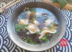 Illustration of how to make fresh meat wontons 1