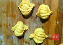 Illustration of how to make pumpkin rolls 15