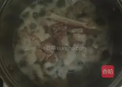 Five-finger Illustration of how to make Maotao Smilax Poria and Pork Tendon Soup 2