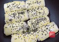 Illustration of how to make crispy meat spring rolls (flying cake version) 13