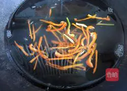 Illustration of how to make cold shredded lettuce 4