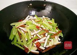 Illustration of how to make fried celery with fragrant seeds 7