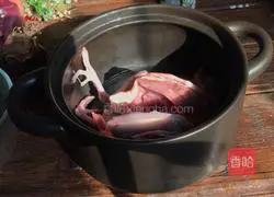 Red dates Illustration of how to cook squab stewed with American ginseng 3