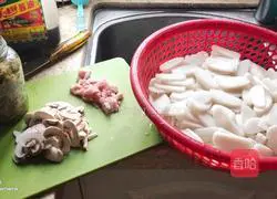 Illustration of how to make pickled vegetables, shredded pork and mushroom rice cake soup 2