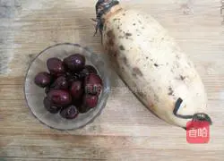 Illustration of how to make red date and lotus root soup 1