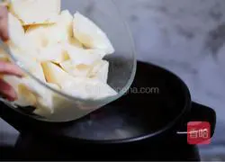 Illustration of how to make pork ribs and lotus root soup 7