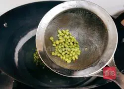 Pumpkin Mung Bean Illustration of how to make a roll 6