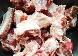 Illustration of how to cook ribs and potatoes stewed 1