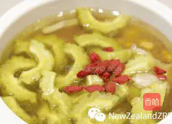 Illustration of how to make New Zealand fish maw tube bone, soybean and bitter melon soup 6