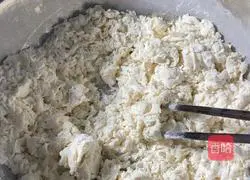 Illustration of how to make golden steamed buns 1