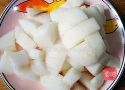 Illustration of how to make pear and lotus root juice 1