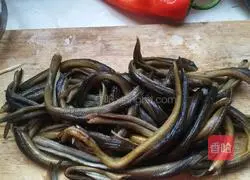 Illustration of how to make fried eel with onions 1