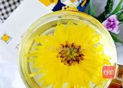 Illustration of how to make linden honey golden chrysanthemum tea 7