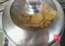 Illustration of how to make smiley potato pancakes 2