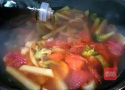 Illustration of how to make potato and salty bamboo shoot soup 13