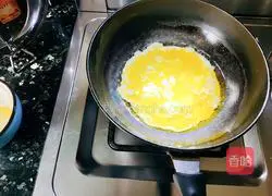 Illustration of how to make large wontons with vegetarian filling 4