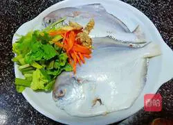 Illustration of how to cook braised pomfret 1