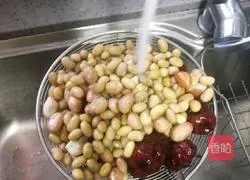 Illustration of how to make red dates and peanut soy milk 3