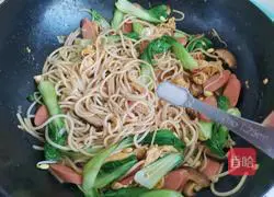 Illustration of how to make fried pasta with ham 11