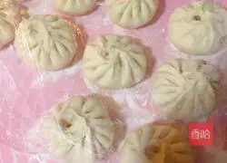 Illustration of how to make celery and beef buns 8