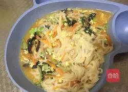 Illustration of how to make nutritious fresh vegetable noodles 8