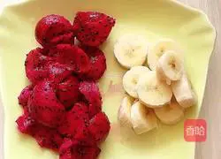 Illustration of how to make dragon fruit banana yogurt cup 2
