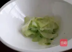 Japanese style illustration of mixing cucumbers 3