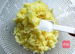 Illustration of how to make potato and pork pie for lazy people 4