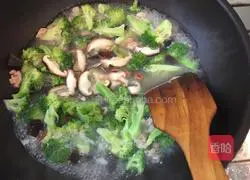 Illustration of how to make broccoli in soup 9