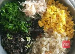 Illustration of making buns with sophora flower stuffing 2