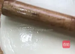 Illustration of how to make egg rolls with dumpling skin 4