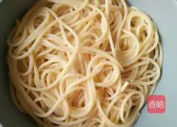 Illustration of how to make shredded chicken pasta 5