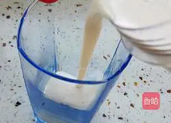 Illustration of how to make banana milkshake 5