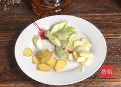 Illustration of how to make special salt-baked chicken 2