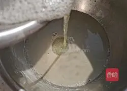 Illustration of how to make peanut black soy milk 8