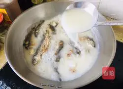 Wild crucian carp soup recipe 3