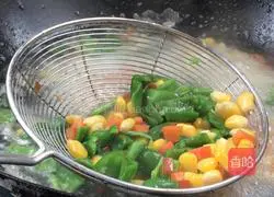 Illustration of how to make spicy fried corn kernels with minced meat 8