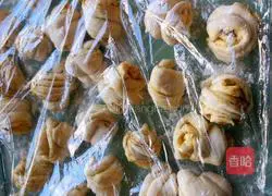 Illustration of how to make large plate of braised chicken rolls 5