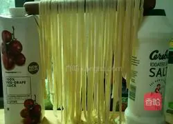 Illustration of how to make hand-made noodles 13