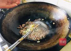 Illustration of how to pull mutton into strips 6