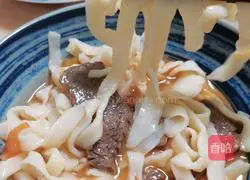 Illustration of how to make tomato beef handmade noodles 6