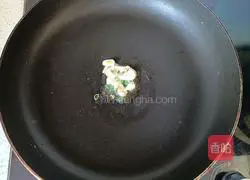 Illustration of how to make prawn and mushroom soup 3