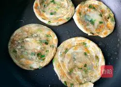 Illustration of how to make dumpling skin scallion pancakes 17