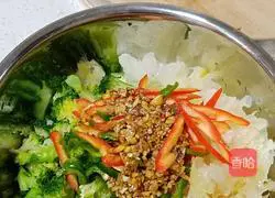 Cold white fungus and broccoli Practice illustration 9