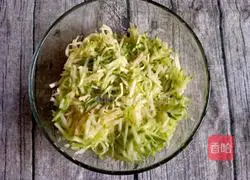 Illustration of how to make zucchini and meat dumplings 5