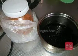 Illustration of how to make blueberry honey drink 1