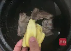 Illustration of how to make radish and beef bone soup 3