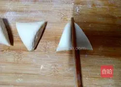 Illustration of how to make salt and pepper rolls 12