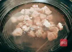 Illustration of how to make bigfoot fungus, bean sprouts and beef tendon soup 5
