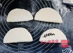 Illustration of making multigrain lotus leaf cake 8